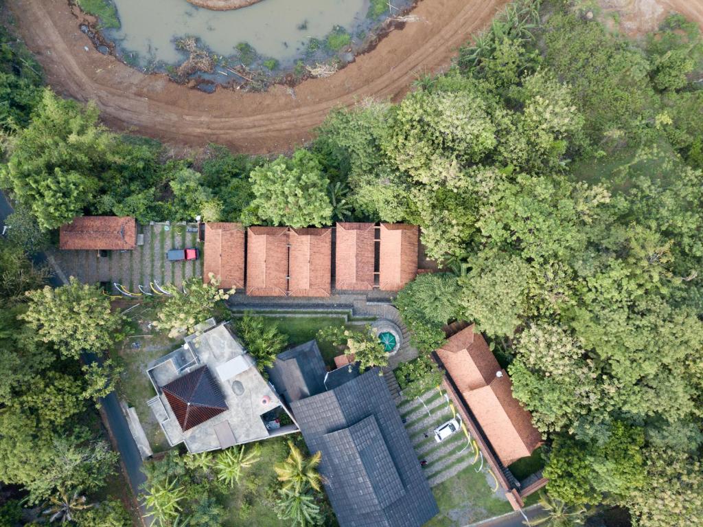 an overhead view of a building in the trees at Harum Manis Cottages in Jepara