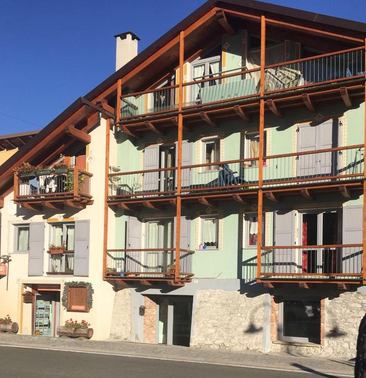 Un edificio con balcones a los lados. en La Casa Di Martino, en Cesana Torinese
