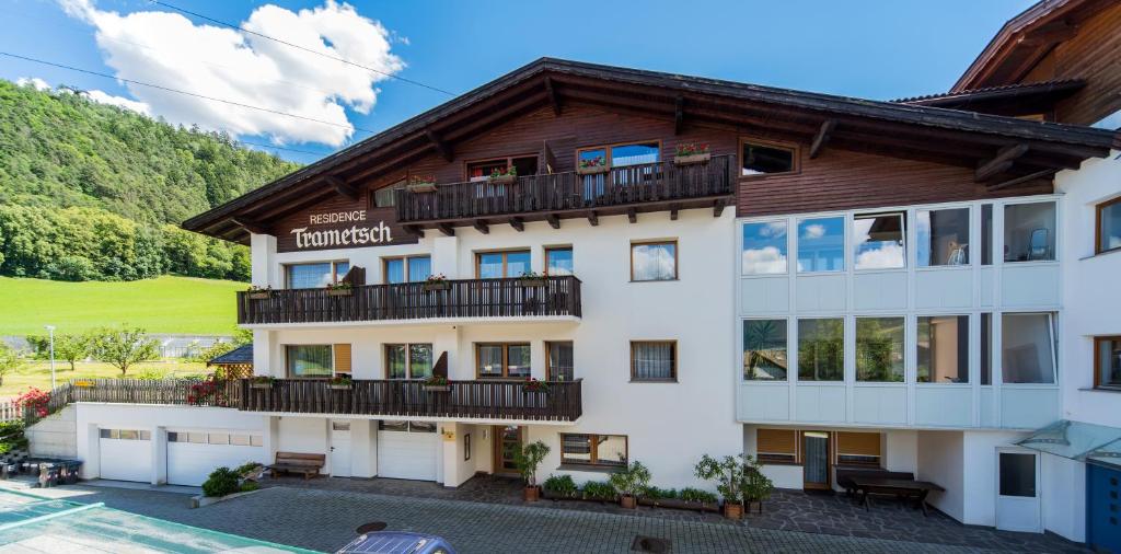 Blick auf die Vorderseite des Hotels in der Unterkunft Residence Trametsch in Brixen