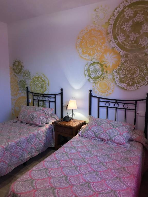 Łóżko lub łóżka w pokoju w obiekcie Hotel Las Rosas