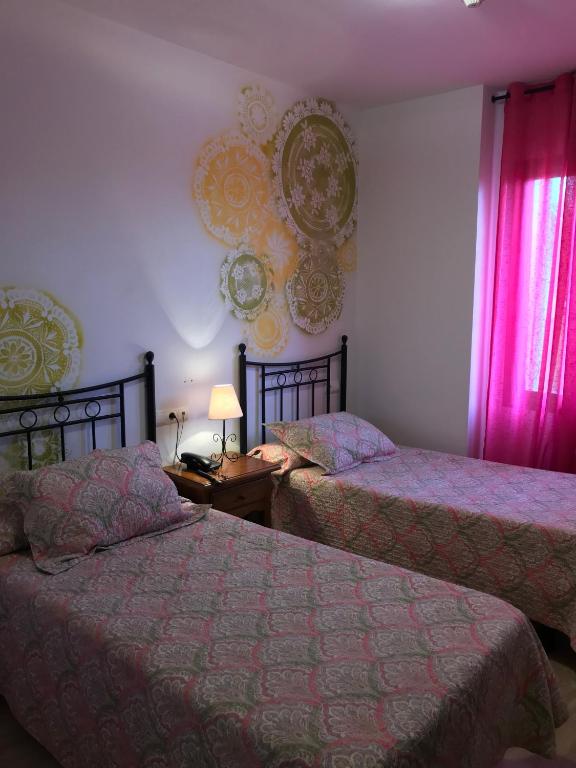 Łóżko lub łóżka w pokoju w obiekcie Hotel Las Rosas