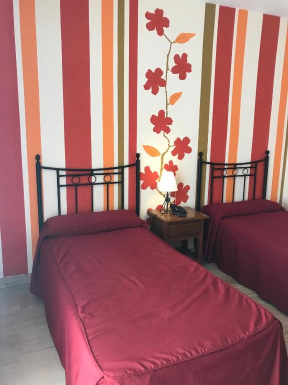 Łóżko lub łóżka w pokoju w obiekcie Hotel Las Rosas