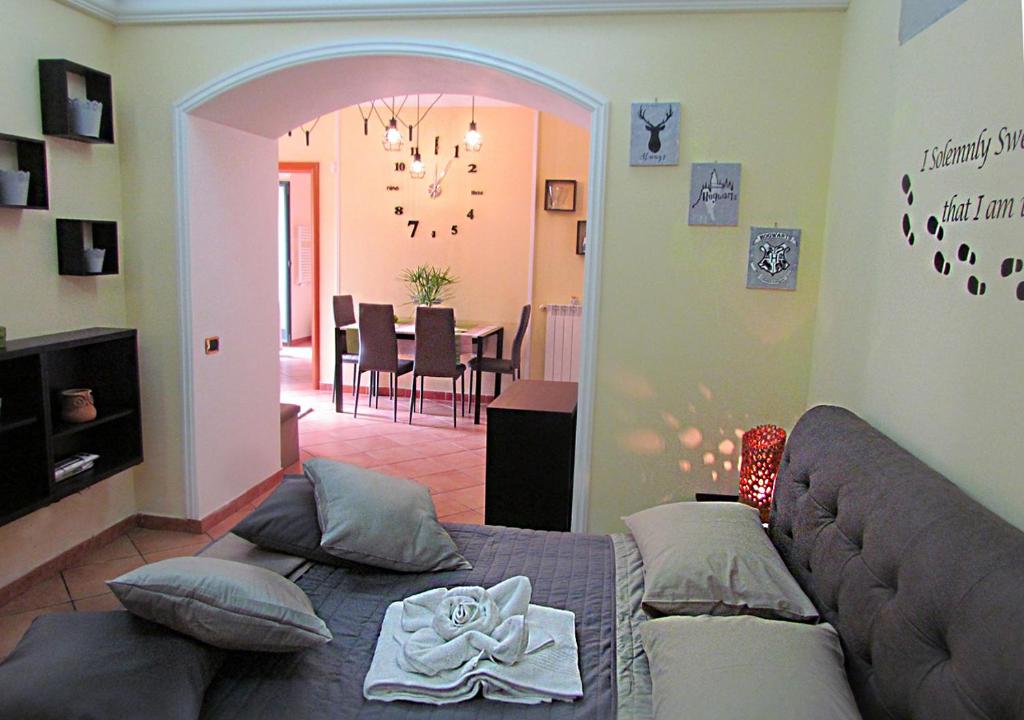 sala de estar con sofá y comedor en Al Nove e TreQuarti, en Salerno