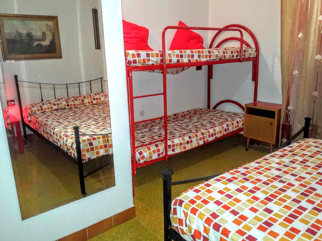 Łóżko lub łóżka w pokoju w obiekcie Villa Arancio Giorgio