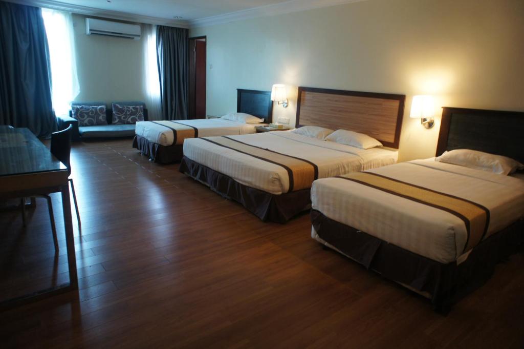 Postel nebo postele na pokoji v ubytování Tyng Garden Hotel