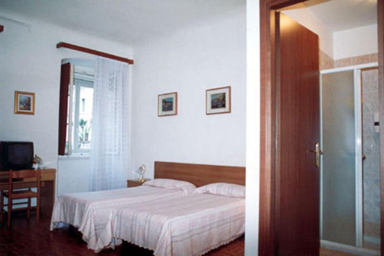 A bed or beds in a room at Pensione Rittmeyer