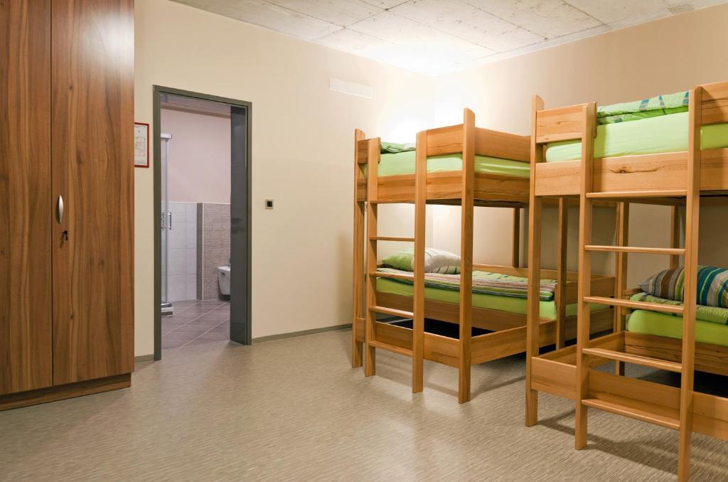 Palanda nebo palandy na pokoji v ubytování Hostel Plus Caffe