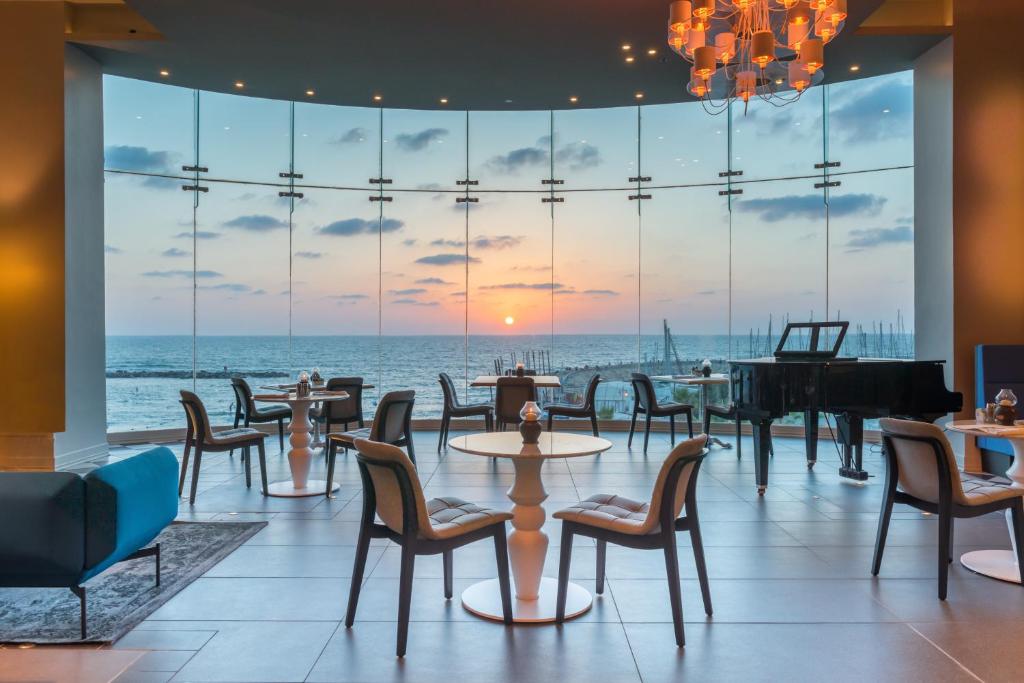 
A restaurant or other place to eat at Herods Tel Aviv By The Beach
