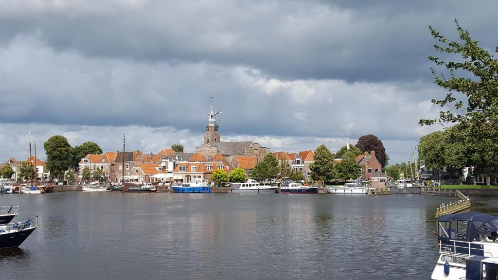 - une vue sur une rivière avec des bateaux dans une ville dans l'établissement B & B Vergeet me Niet, à Blokzijl
