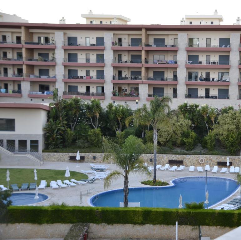 ラゴスにあるT1Encosta da Marina-Lagosのスイミングプールとリゾートを併設するホテルです。
