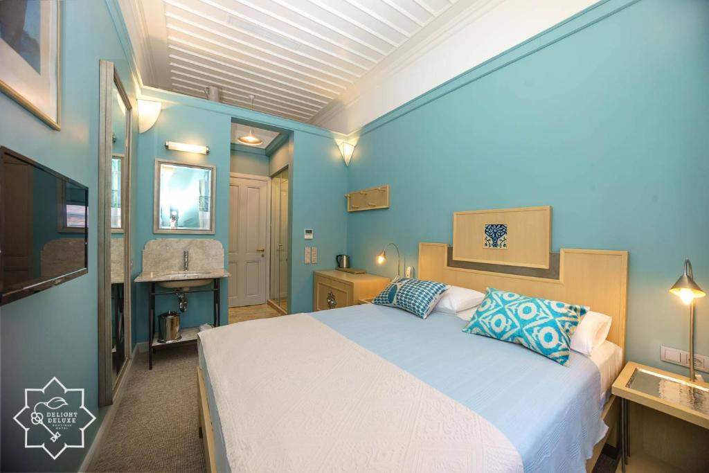 Postel nebo postele na pokoji v ubytování Delight Deluxe Hotel