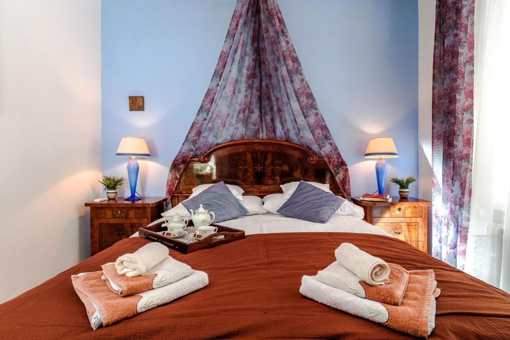 - une chambre avec un grand lit et des serviettes dans l'établissement Apartment Mama Luci, à Split