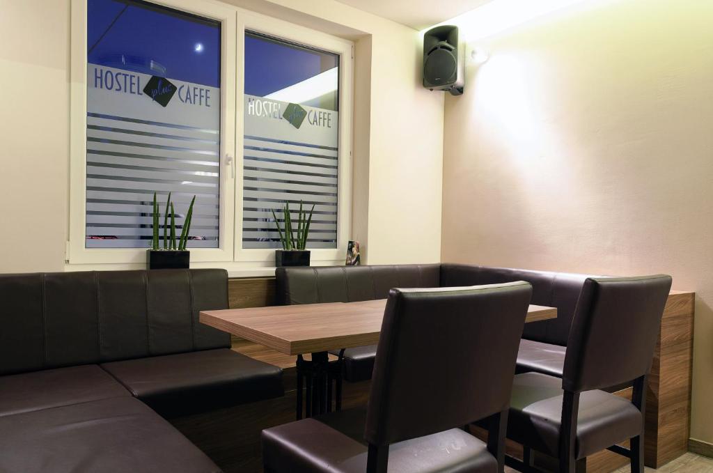 Posezení v ubytování Hostel Plus Caffe