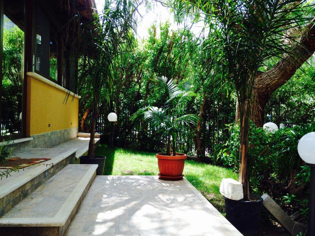 パルティニーコにあるHouse Ramoの庭に座る鉢植え