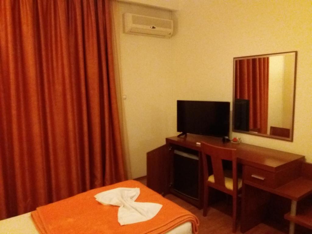 TV a/nebo společenská místnost v ubytování Zorbas Hotel