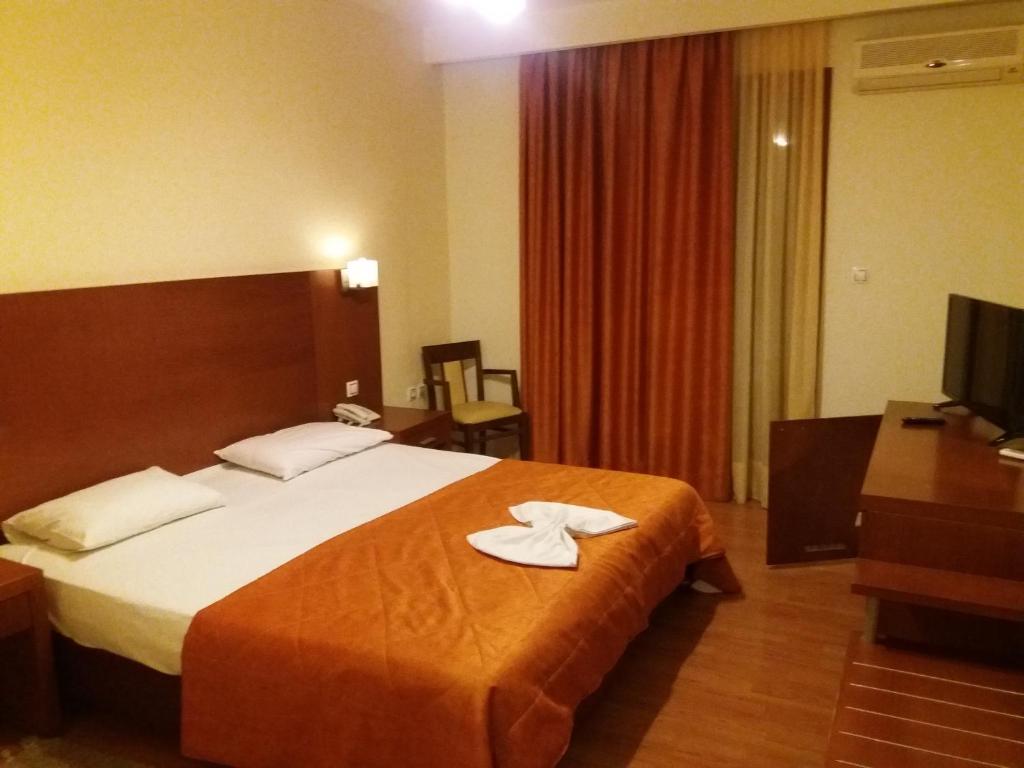 Postel nebo postele na pokoji v ubytování Zorbas Hotel