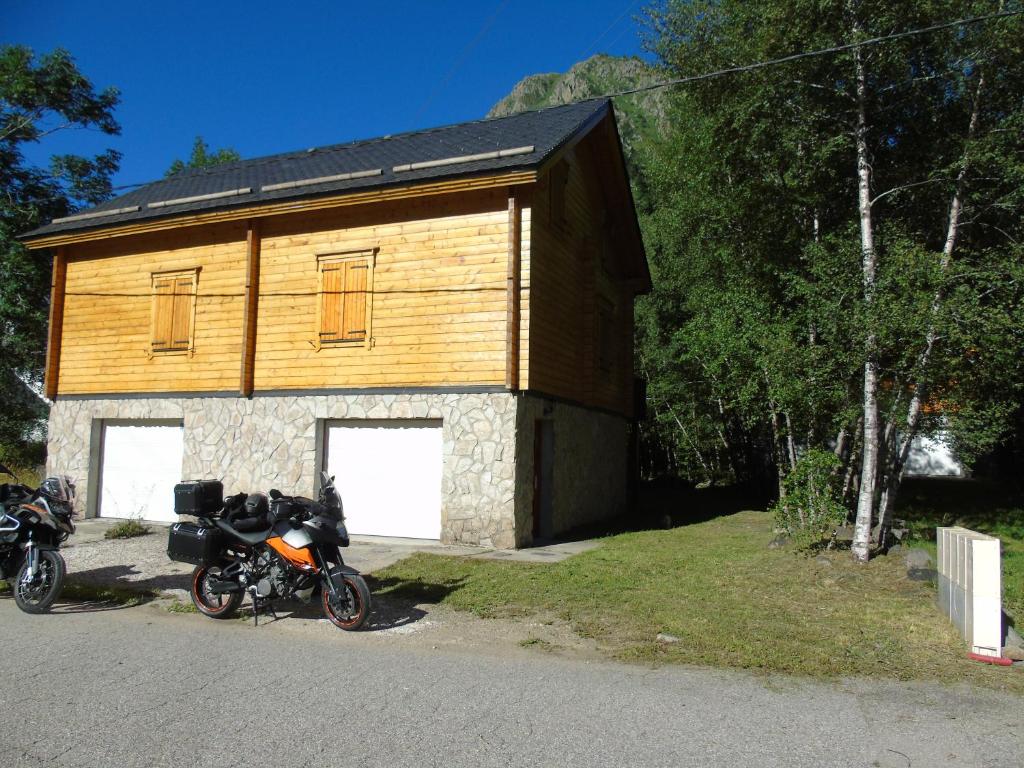 Chalet bois au milieu des Pyrénées