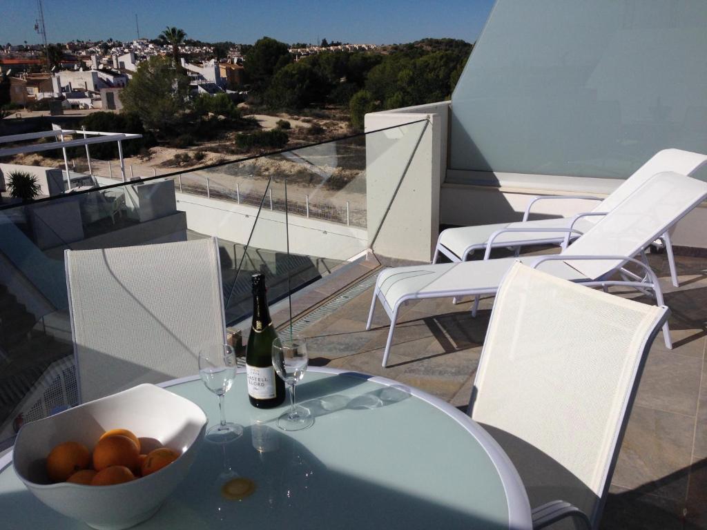 - une table avec un bol de fruits et une bouteille de vin dans l'établissement Villa Martin, à San Miguel de Salinas