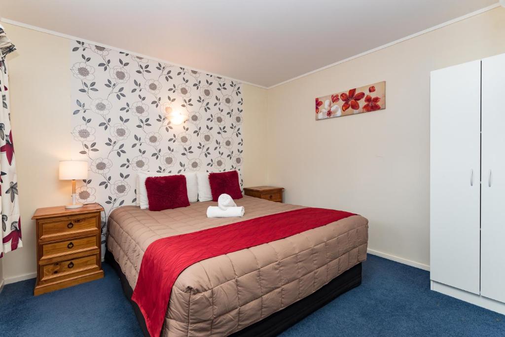 Postel nebo postele na pokoji v ubytování Dolphin Motel