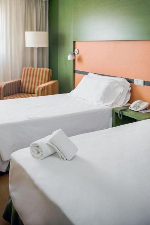Posteľ alebo postele v izbe v ubytovaní Hotel Naval Sestao