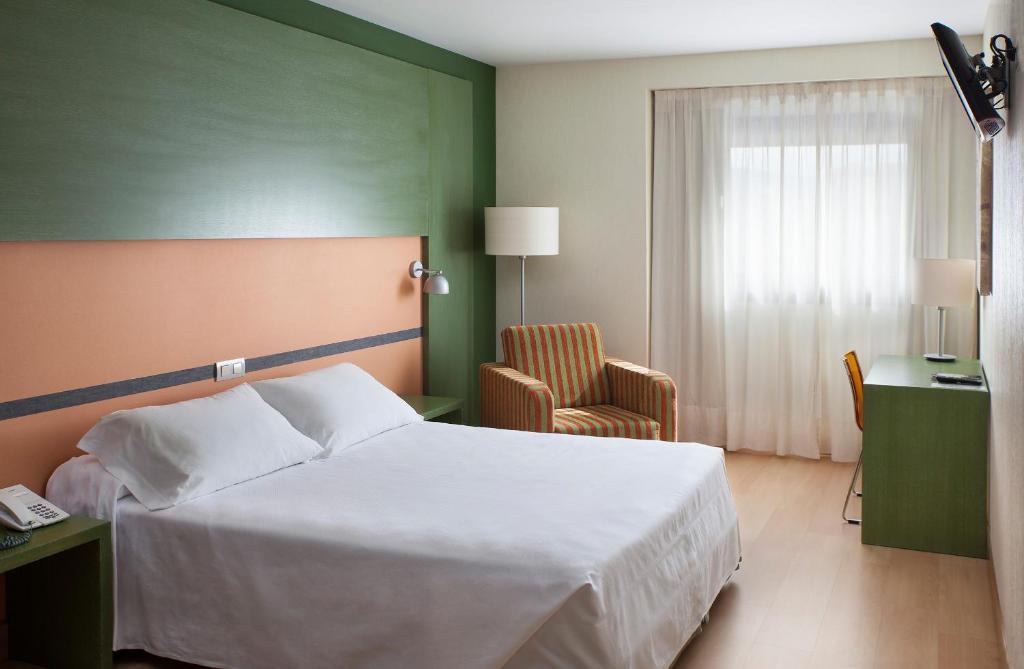 Posteľ alebo postele v izbe v ubytovaní Hotel Naval Sestao