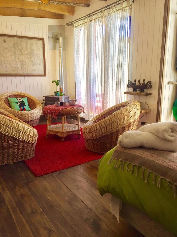 Uma área de estar em Wild Hostel