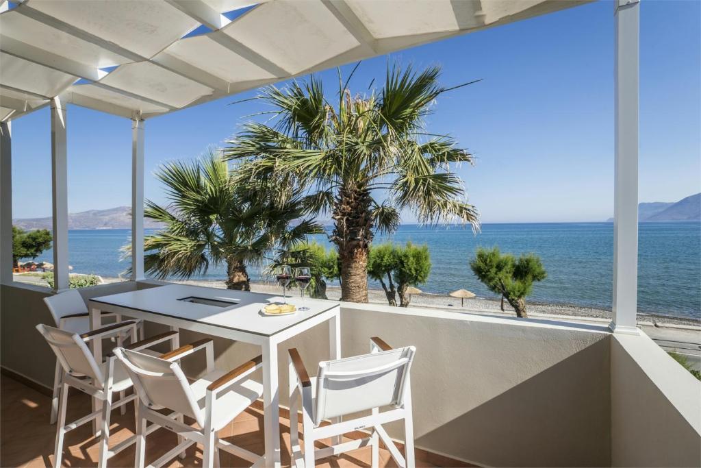 キサモスにあるBig Blue Seafront Villaのテーブルと椅子、海の景色を望むバルコニー