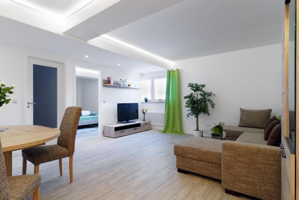 sala de estar con sofá y mesa en Luxusapartment nahe Müggelsee, en Berlín