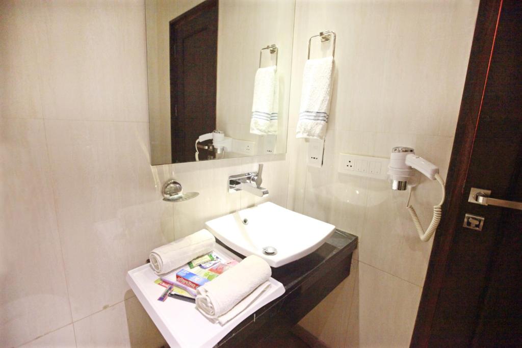 Koupelna v ubytování Hotel Krishna Deluxe-By RCG Hotels