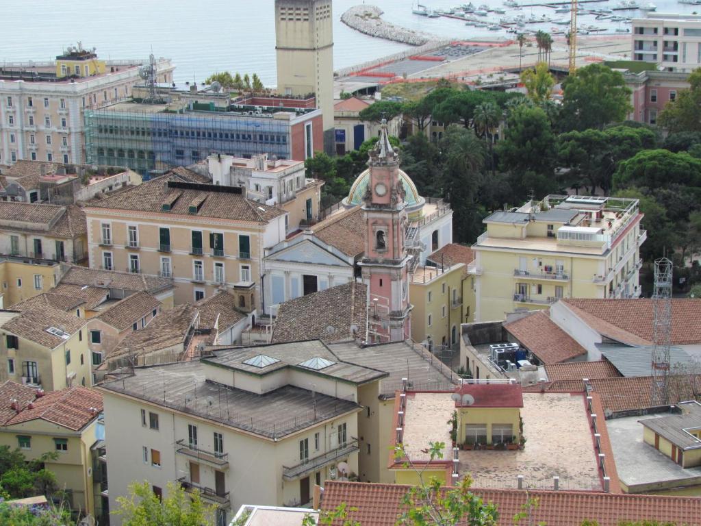 Nespecifikovaný výhled na destinaci Salerno nebo výhled na město při pohledu z prázdninového domu