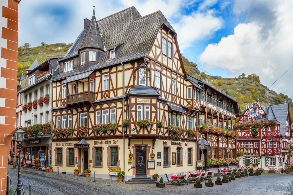 a building in the middle of a street at Altkölnischer Hof in Bacharach