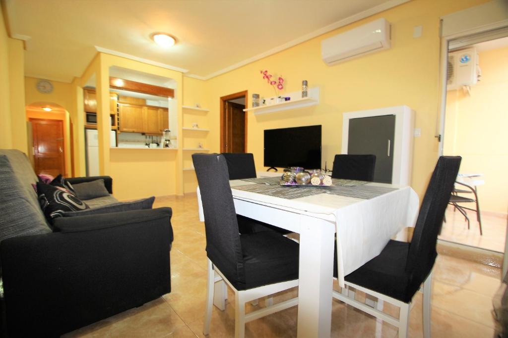 トレビエハにあるDaniela apartamentのリビングルーム(白いテーブル、椅子付)