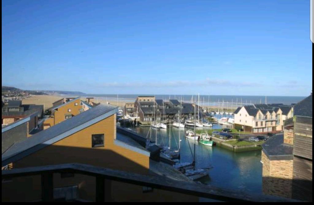 une vue d'une marina avec des bateaux dans l'eau dans l'établissement Le nid sur la mer, à Deauville
