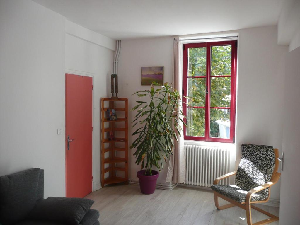 アルジュレス・ガゾストにあるGîte d'Ouroutのリビングルーム(植物、椅子、窓付)