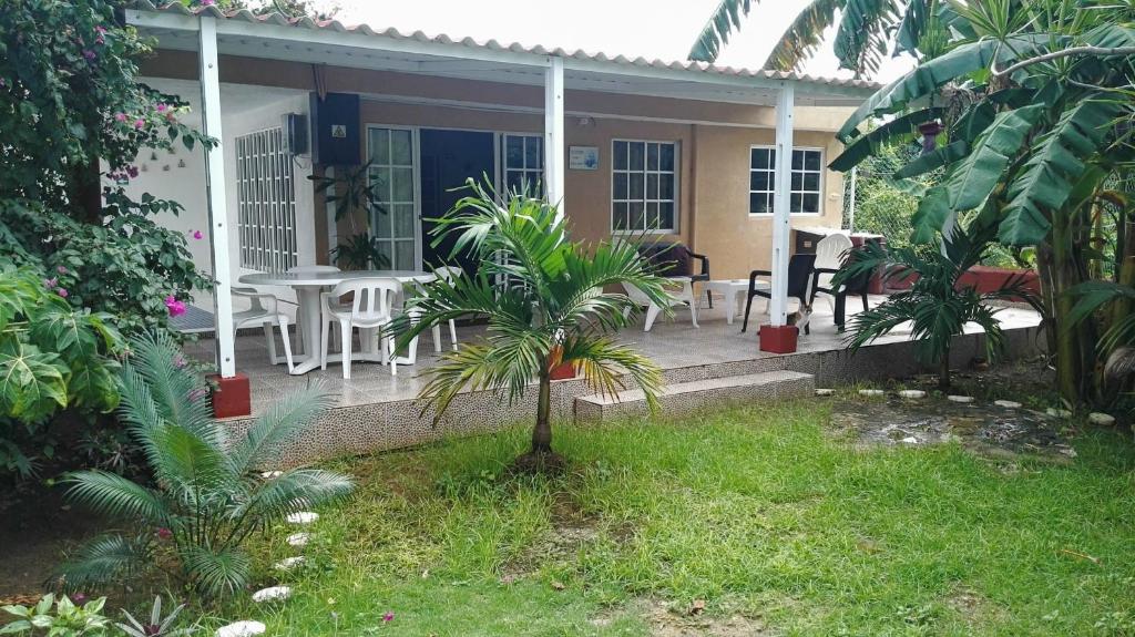 Casa con porche con mesa y sillas en Apartamentos Turísticos Casa Manuela, en San Andrés