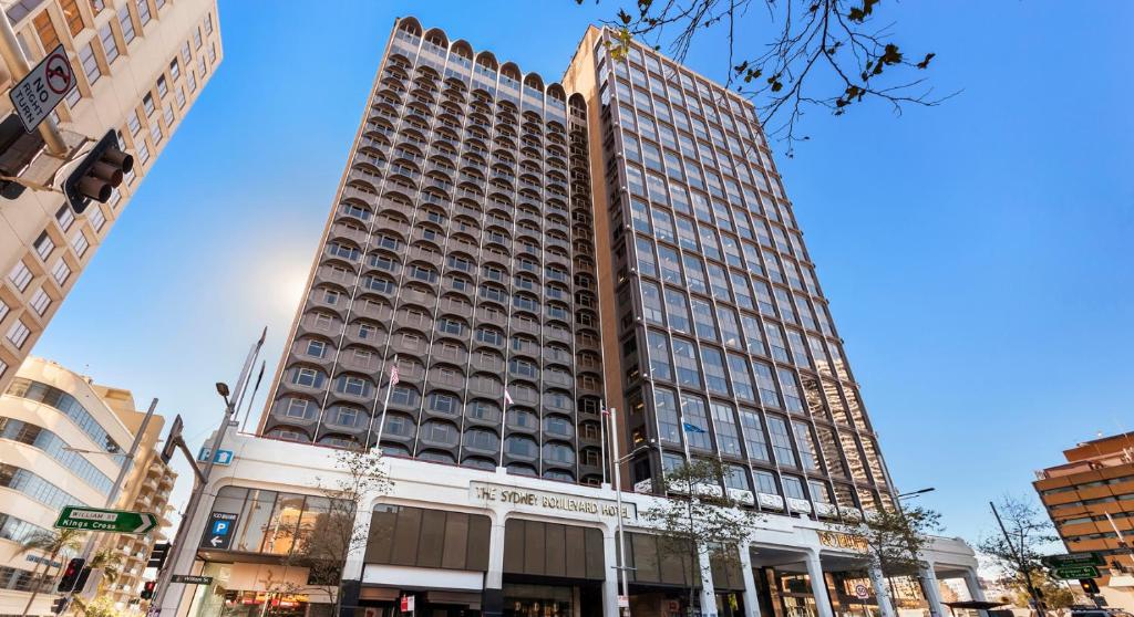 un edificio alto con muchas ventanas en una calle de la ciudad en The Sydney Boulevard Hotel en Sídney