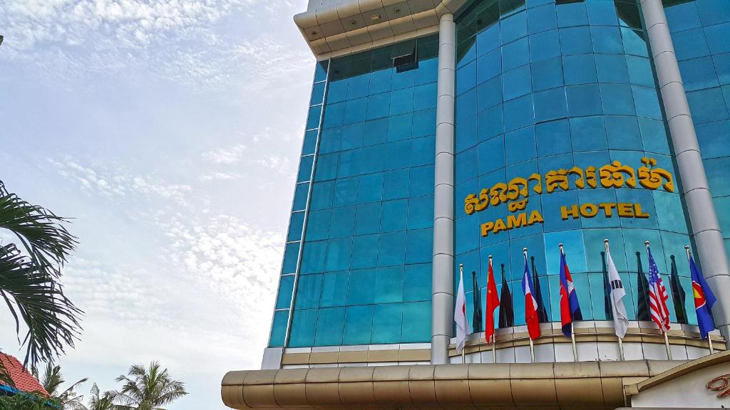 um edifício com bandeiras à sua frente em PAMA Hotel em Kampong Chhnang