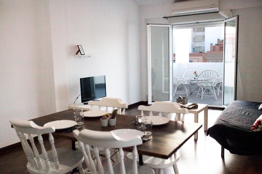 sala de estar con mesa de comedor y sillas en StayAlicante en Alicante
