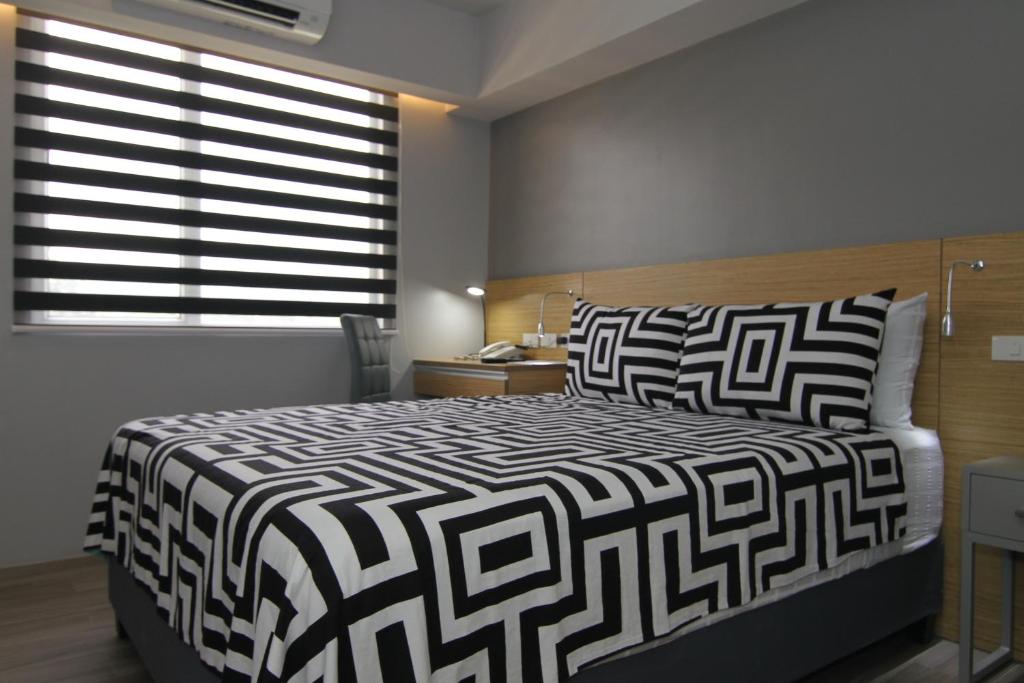 Cebu Hotel Plus - Deluxe Queen Room