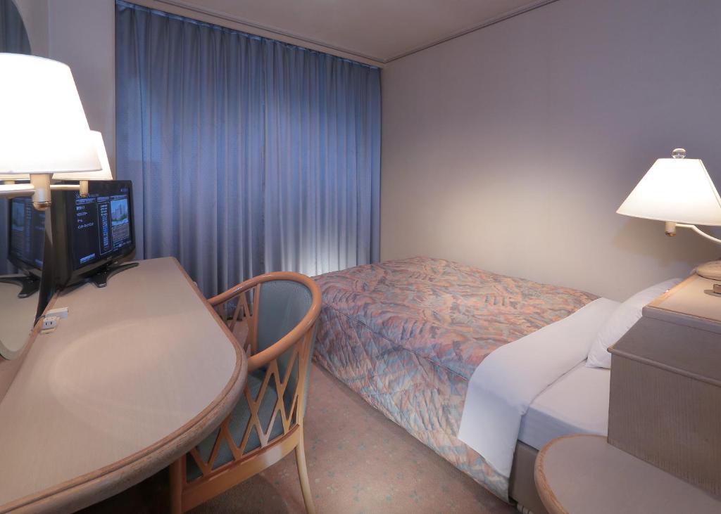 Postel nebo postele na pokoji v ubytování Takarazuka Washington Hotel