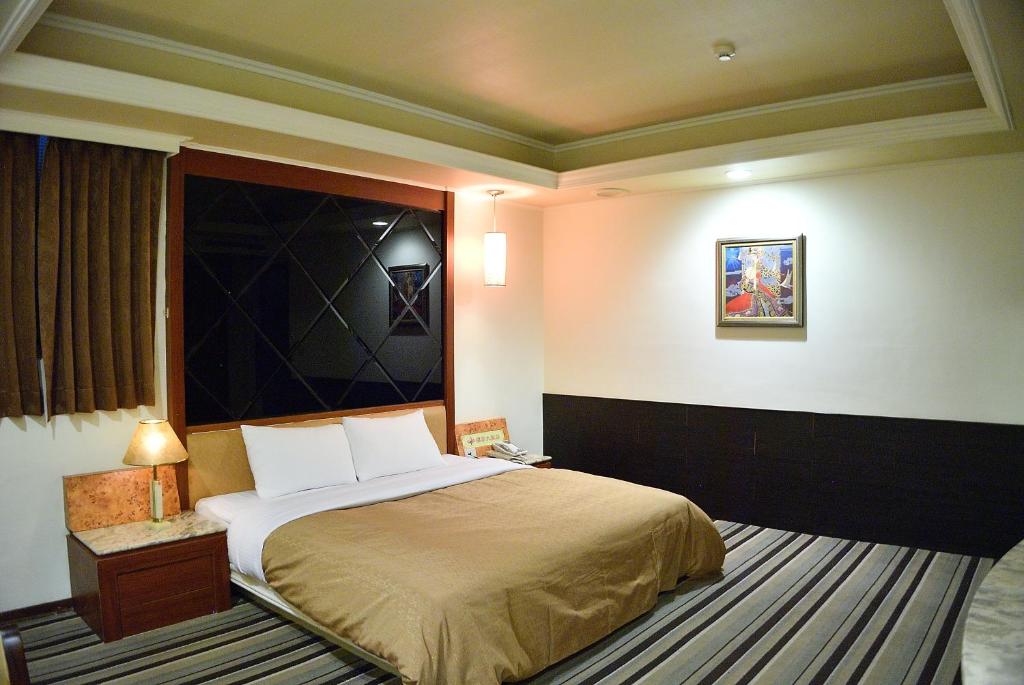 Tempat tidur dalam kamar di Ying Zhen Hotel