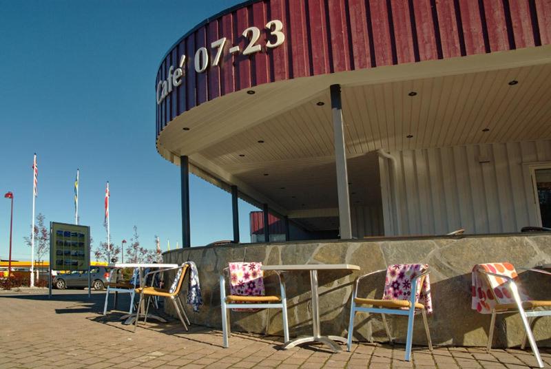 a group of chairs and a table in front of a building at Hamarøy Hotel in Innhavet