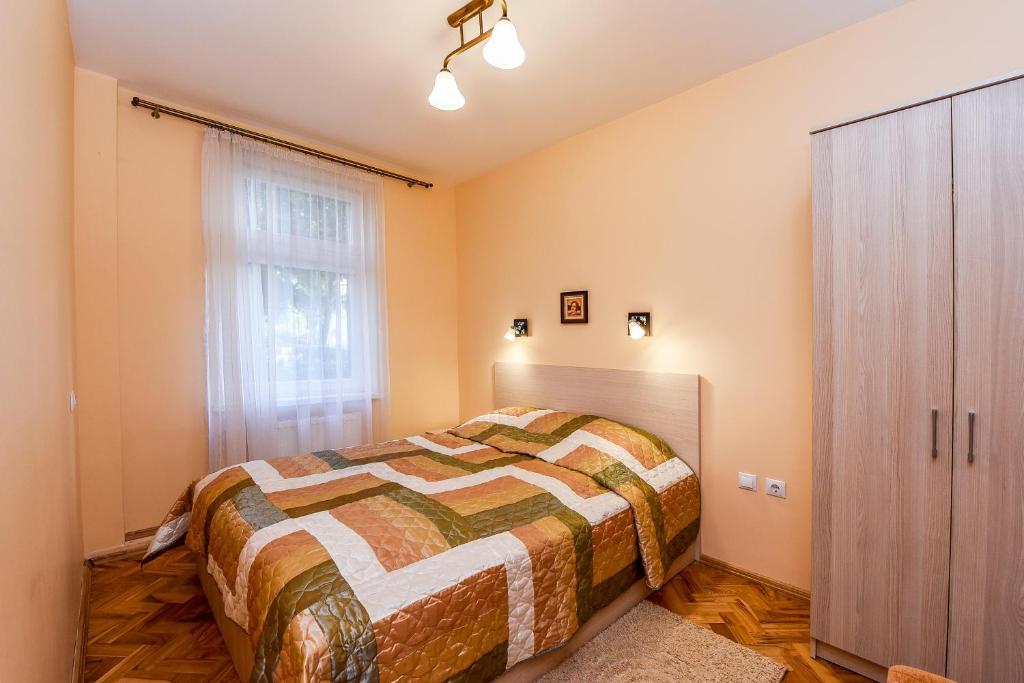 Llit o llits en una habitació de Apartamentai Pluke - Biliūno