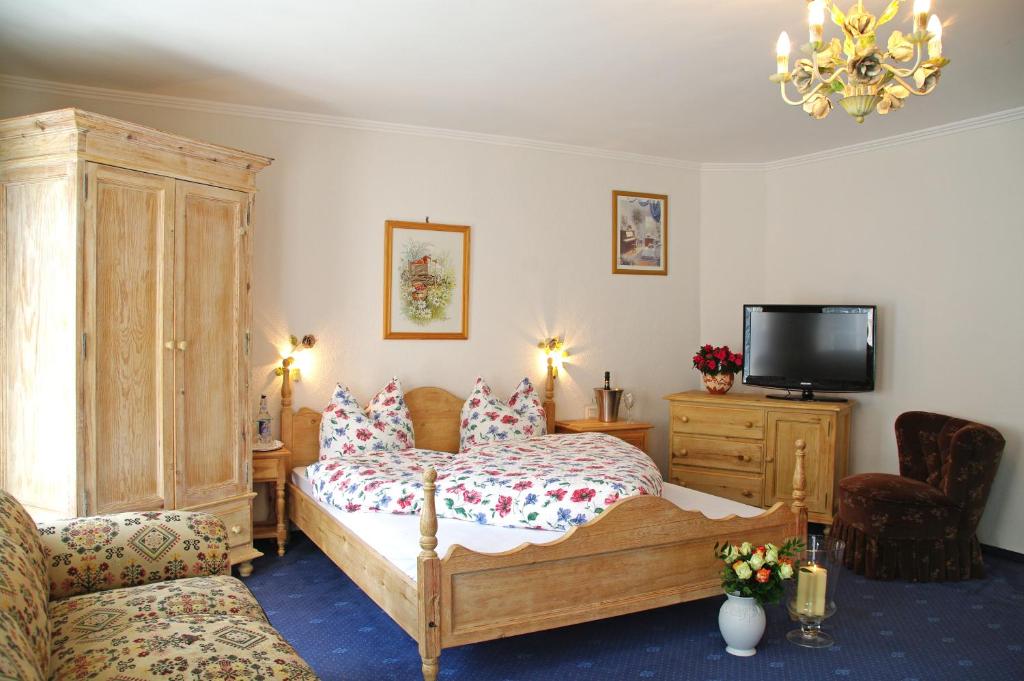 Postel nebo postele na pokoji v ubytování Hotel Haus Keuthen