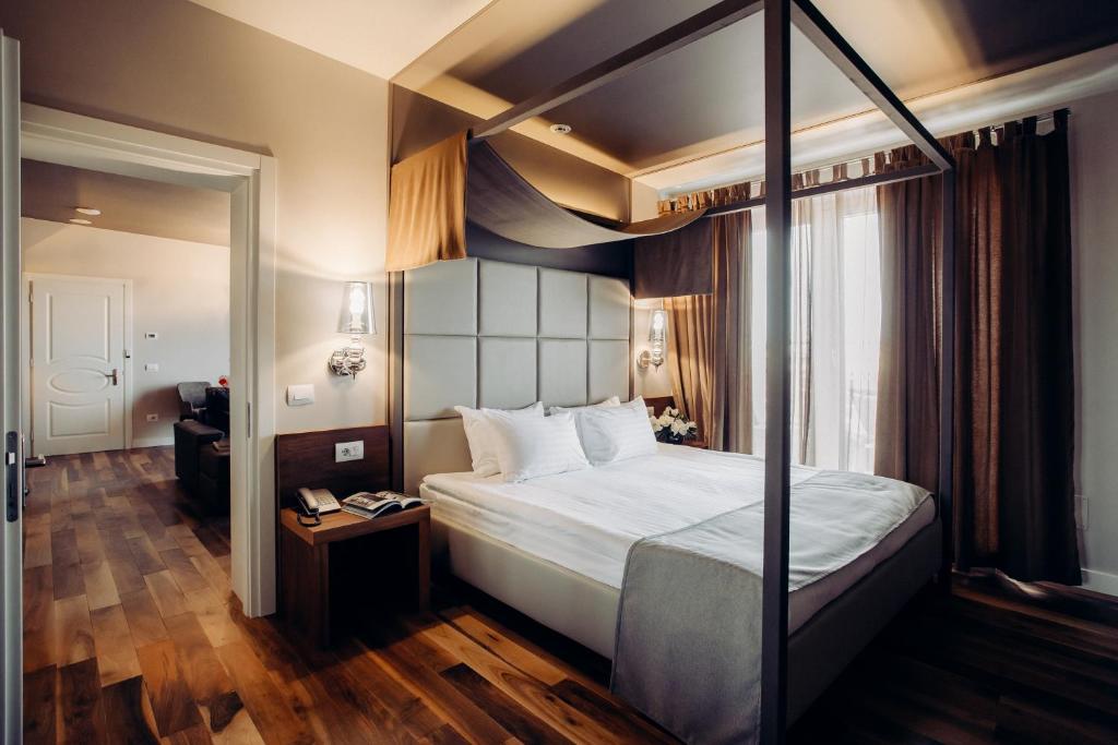Postel nebo postele na pokoji v ubytování UNO Design Hotel