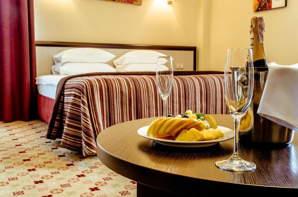 Postel nebo postele na pokoji v ubytování Park-Hotel Golosievo