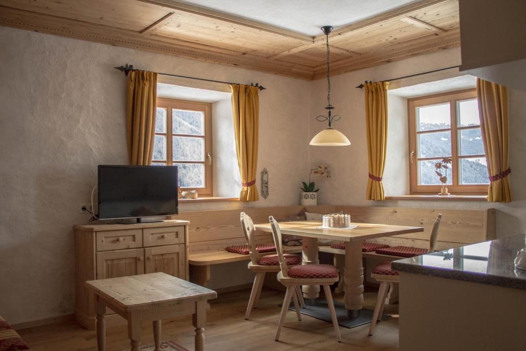 Televízia a/alebo spoločenská miestnosť v ubytovaní B&B Ciastel