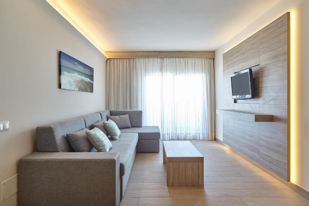 TV a/nebo společenská místnost v ubytování Sol Bahía Ibiza Suites
