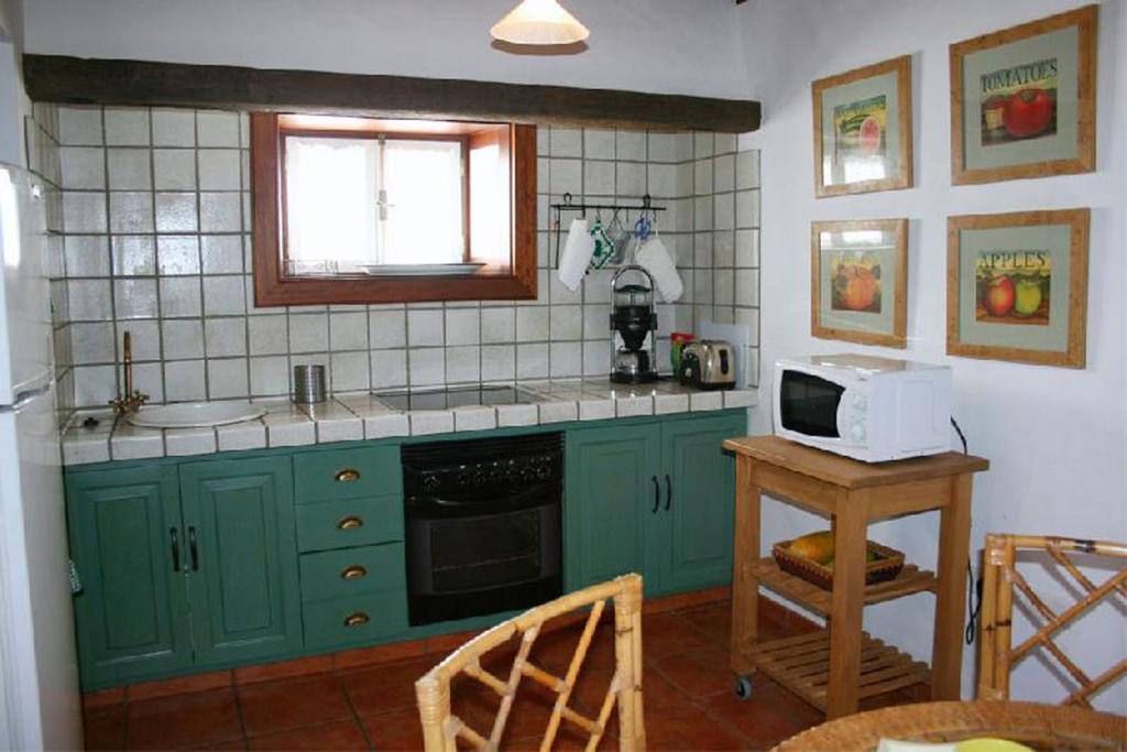 A kitchen or kitchenette at Casa Rural La Caldera