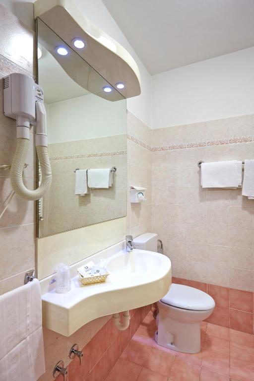Koupelna v ubytování Hotel Napoleon Susa